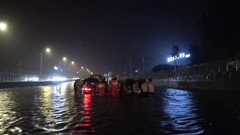 菏澤：暴雨來襲，南京路涵洞積水，兩輛車被泡