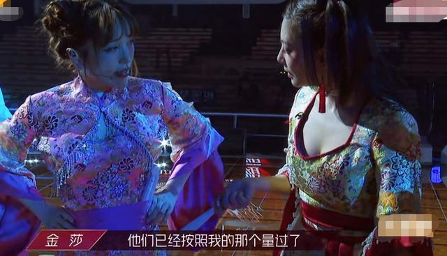 金莎舞台两次掉扇子，不能怪服装道具，金莎舞蹈动作问题最大