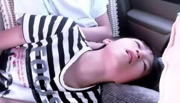 明星睡姿被偷拍，杨洋侧颜养眼，baby毁形象，热巴真的吓到我了！