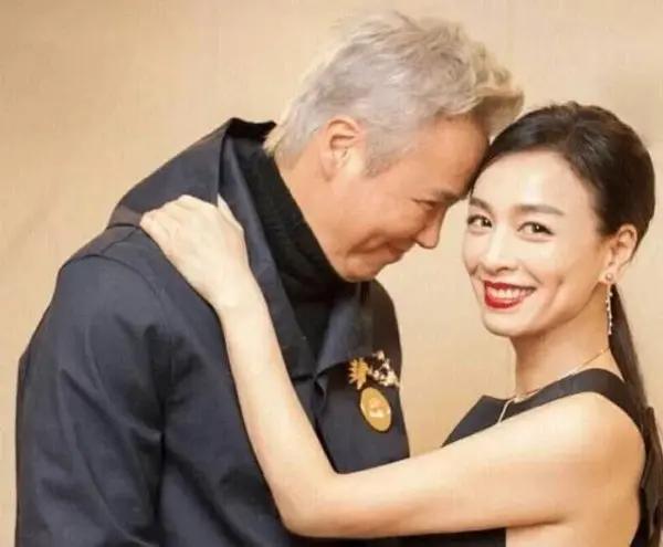 49岁李亚鹏做生意赔数千万，满面愁容很颓废，连女儿都养不起了