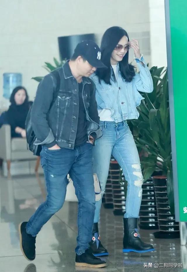 姚晨携老公穿情侣装走机场，穿“肚兜”牛仔踩