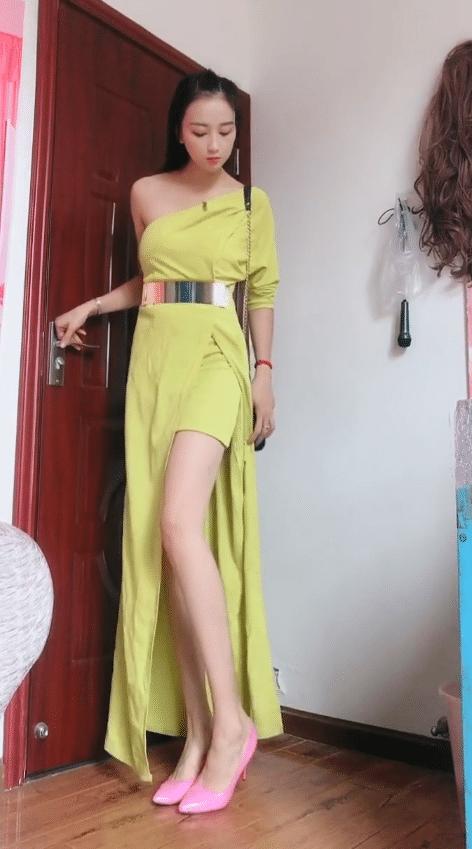 墻上還掛著假發(fā)，美女你很會(huì)做頭發(fā)嗎