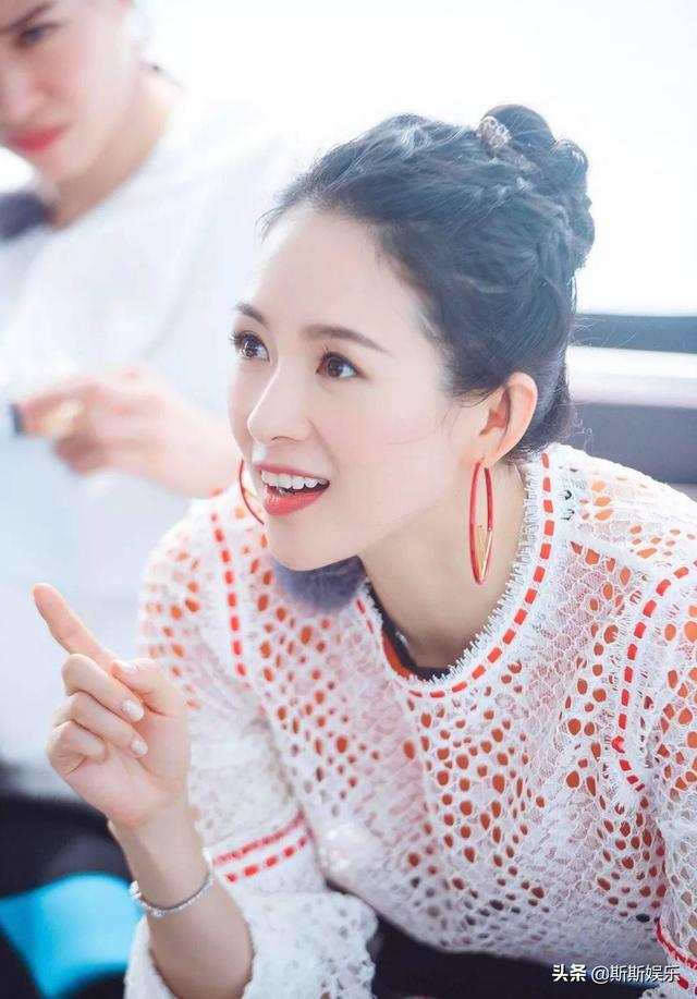 章子怡与闺蜜出游，小腹凸出疑怀孕 网友：这是学张艺谋生3胎吗？