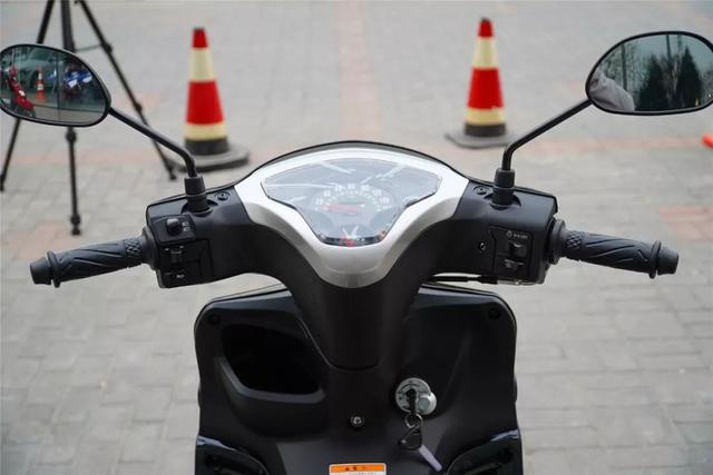 雅马哈弯梁代步车，前轮碟刹座高780mm，国四电喷百公里油耗1.7L