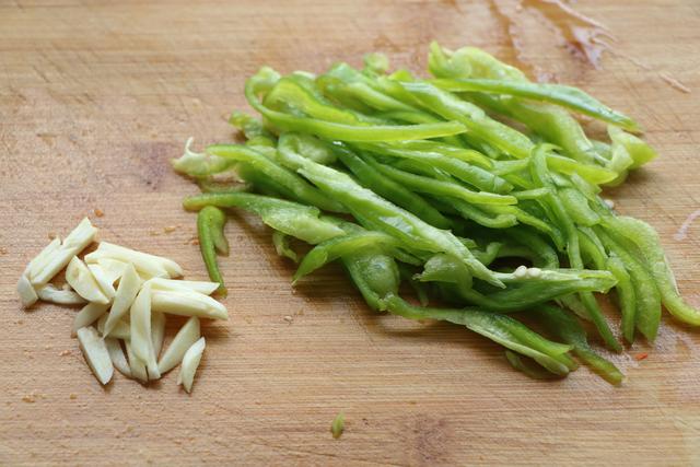 孩子愛吃的護眼菜，便宜又營養，簡單炒一炒，每次都不夠吃