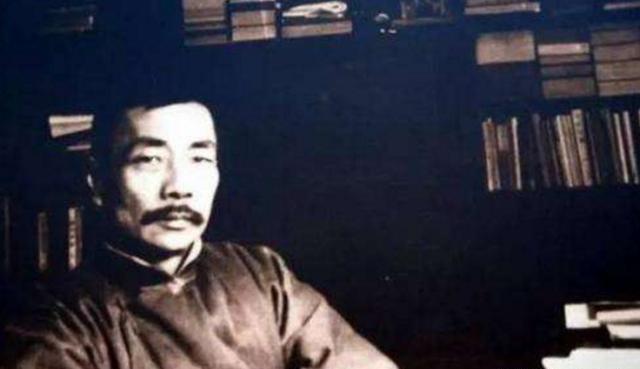 文坛交锋的“战争”，郭沫若用4个字怼鲁迅，鲁