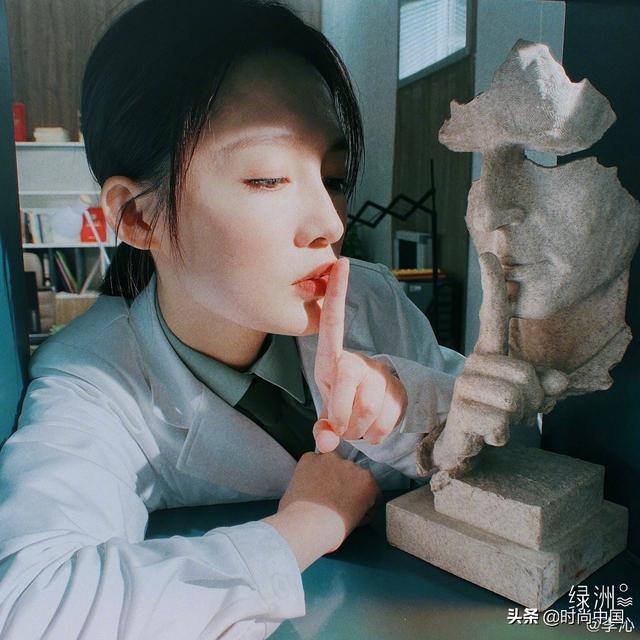 学拍毕业照｜跟李沁、张雨绮、赵露思摆“pose”，用新姿势解锁青春纪念册