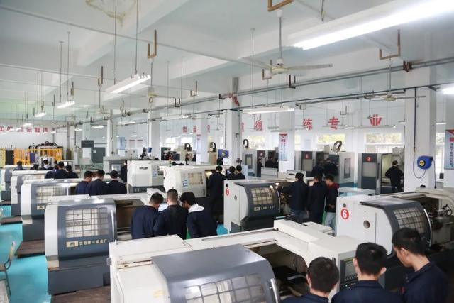 五百强合作单位多，还是全川唯一一所电子信息类公办高等职业院校