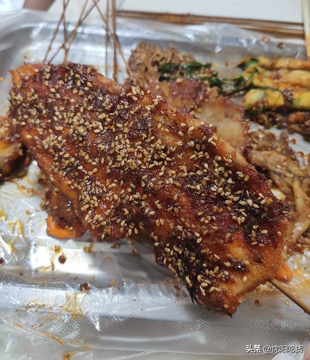 一条街占俩门店，一间炸串一间堂食，终于吃到新鲜出炉的裹面肉筋