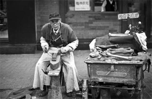 他被誉为“中国刀王”，磨一把刀要1000元，国外