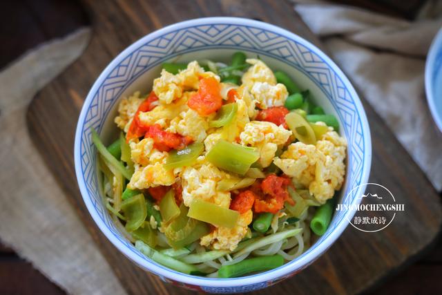 大热天不想吃饭时，就爱煮这碗面，酸爽可口，一碗打不住