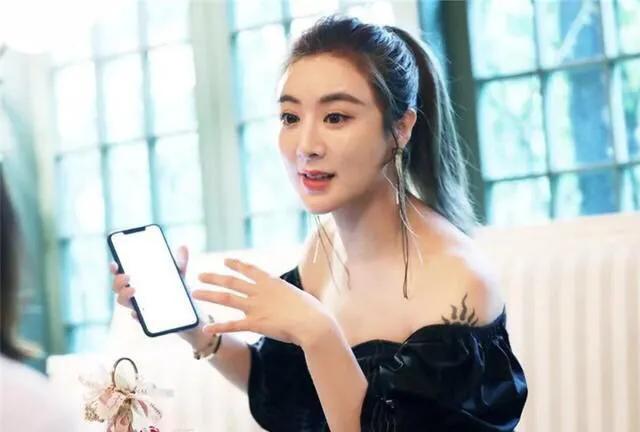薇娅开610万劳斯莱斯引争议，看到她的作息表后，网友：她配得上