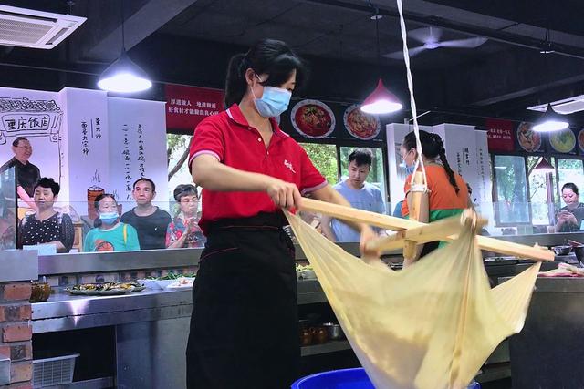 你家附近有吗?重庆首个大型社区食堂10元可以吃一天