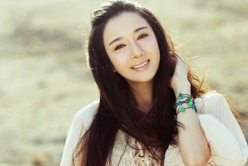 2014年，影星生日会上李依晓被叶璇的狗咬成重伤