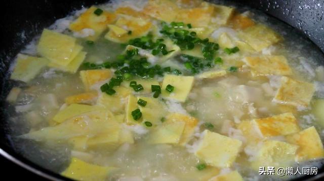 天热喝什么汤？嫩滑的豆腐，酥软的蛋皮，教你做豆腐蛋皮汤