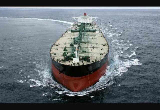 9吨黄金换150万桶汽油，美军出动大批战舰，准备