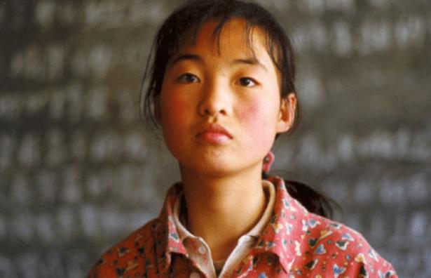 她是最丑谋女郎，因张艺谋一句话退出娱乐圈，如今成为人生赢家