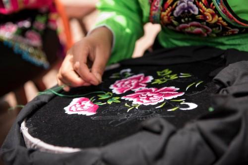 彝族美女递过来的鞋垫为何不能乱接？导游：接