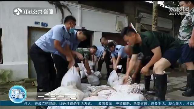 防汛@南京民警为空巢老人排险 江水涨潮预警