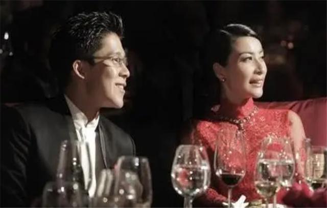 平时穿着朴素的郭晶晶，为助阵霍启刚特意染头发，一改往日风格