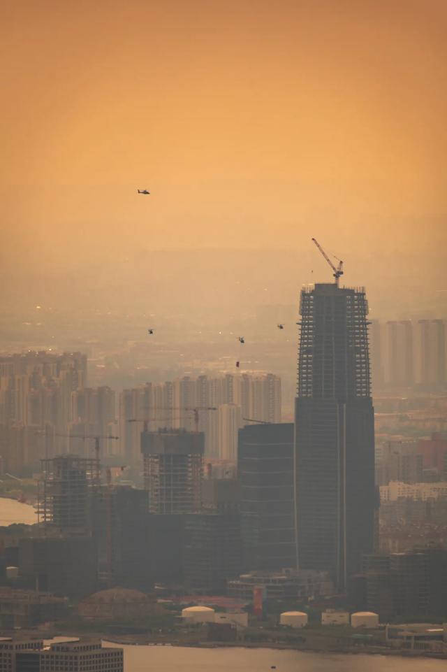 上海警航直升机时隔5年再次挂载国旗飞临黄浦江