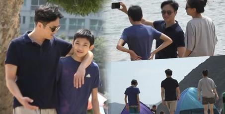 袁咏仪变老公黑粉晒其丑照，张智霖乖巧配合一脸宠溺，甜齁