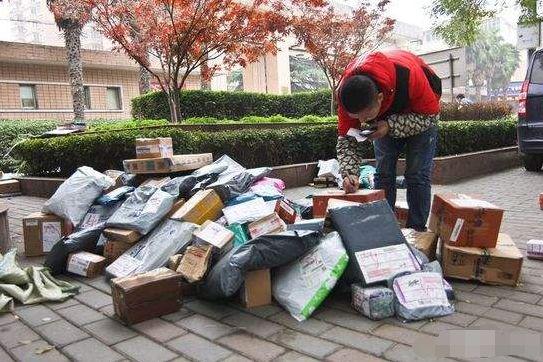 快递员晒出工资单，称活不下去了，网友：这工资还嫌弃？