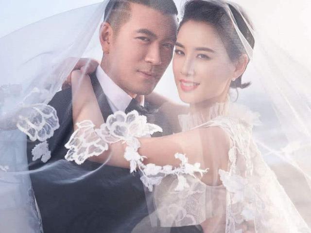 曾下跪拜师赵本山，黄圣依乘风破浪再次翻红，