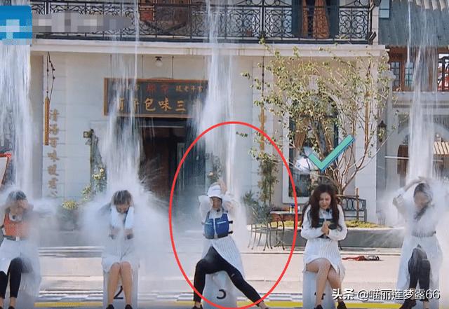 程潇因染发《跑男》戴帽子，被水淋无意摘下，