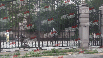 贾乃亮春风满面看女儿，与甜馨打羽毛球挥汗如