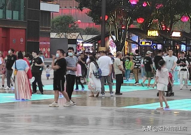西安第一网红景区，傍晚就已游客爆满，美女和汉服小姐姐好多啊