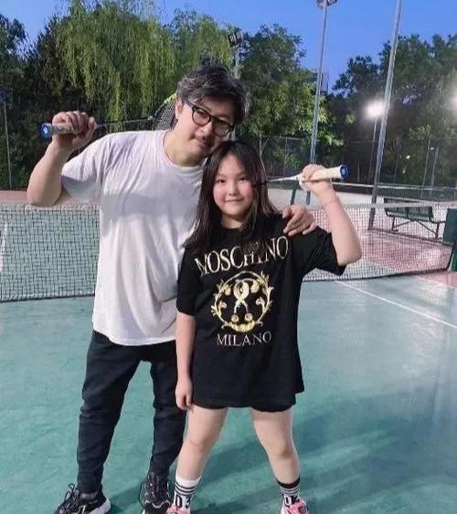 李湘晒王岳伦和女儿合照，王诗龄项链价格惊人