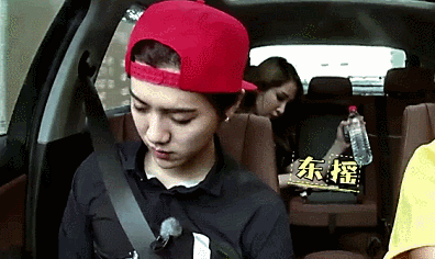 明星睡姿被偷拍，杨洋侧颜养眼，baby毁形象，热巴真的吓到我了！