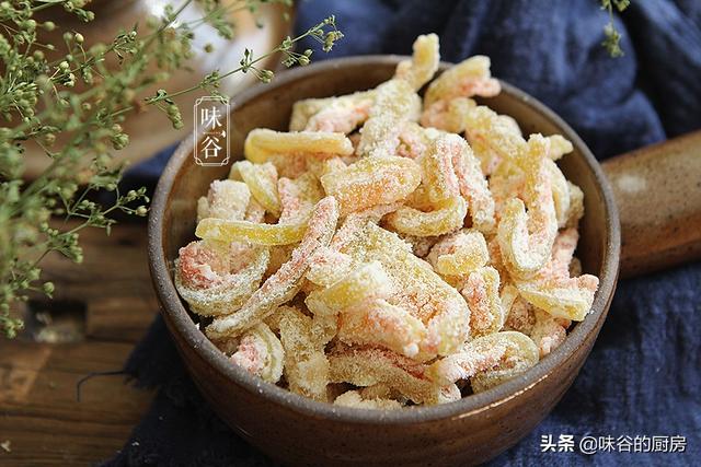 夏天，西瓜皮别扔了，把它做成零食，软糯香甜，好吃不浪费