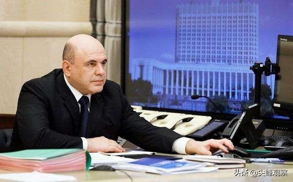 感染新冠的俄总理，妻子貌美，年入1.8亿，父亲