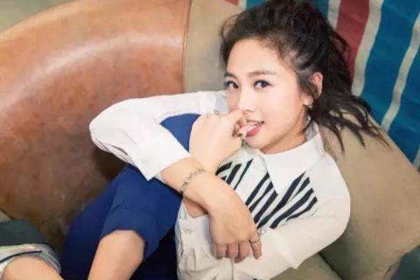 曾被亲妈打到住院，出道15年被当提款机，今31岁却被何炅宠成公主