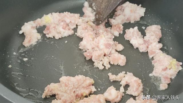 摆酒席设宴，客家人必备的一道酿香芋，酥香下酒，一层更比一层香