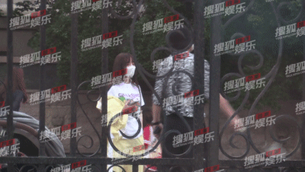 贾乃亮春风满面看女儿，与甜馨打羽毛球挥汗如