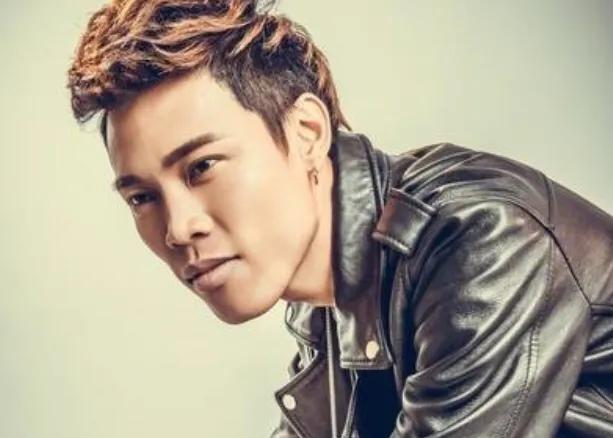 他一首歌赚了一个亿！如今第二首又红遍全国，感动了所有人