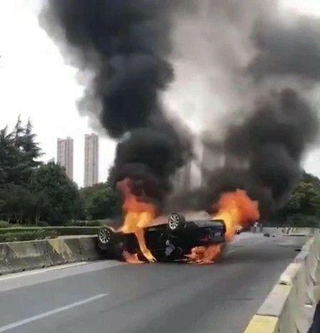 贾乐亭和周旭辉公司退市身败名裂，这两个娶了