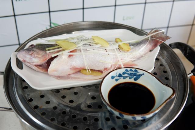 做清蒸鱼，别只会放葱姜，去掉鱼身上这些部位，鱼肉没腥味还鲜嫩