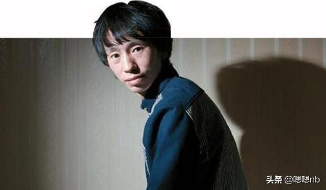 曾因一首神曲爆红，膨胀到连父母都不认，开演唱会加保安才21人