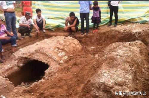 重庆公路下挖出古墓，墓内陪葬品被盗空，专家一摸墙壁：全部搬走