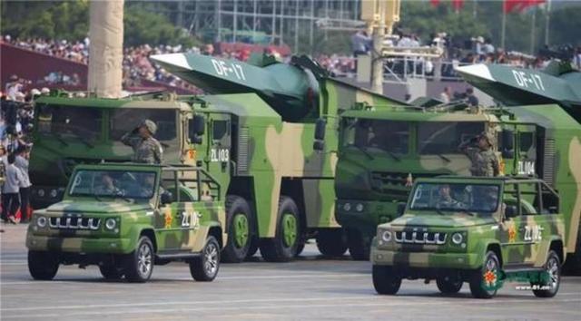 2019年大阅兵首次亮相的东风-17中近程弹道导弹，