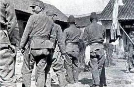日本士兵为了节省时间，甚至脱光衣服排队，但每人3分钟都不到？