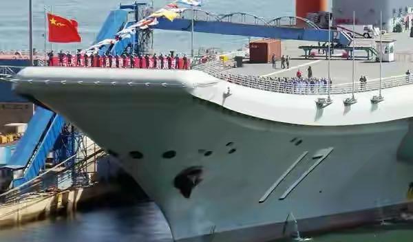 山东舰上满旗迎接“海军节”，首艘国产航母有