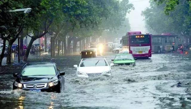 这几个暴雨天开车技巧你学到了吗？