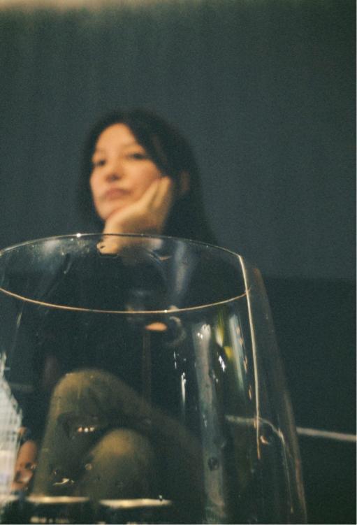 44岁赵薇素颜见好友太真实！笑容美回小燕子，比