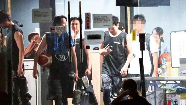 风波|罗志祥分手风波后首露面 长发及肩面容瘦削憔悴遇偷拍吐舌搞怪