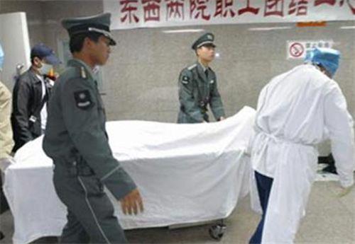 他凭一首歌走红，为天王写歌与天后同居，却因